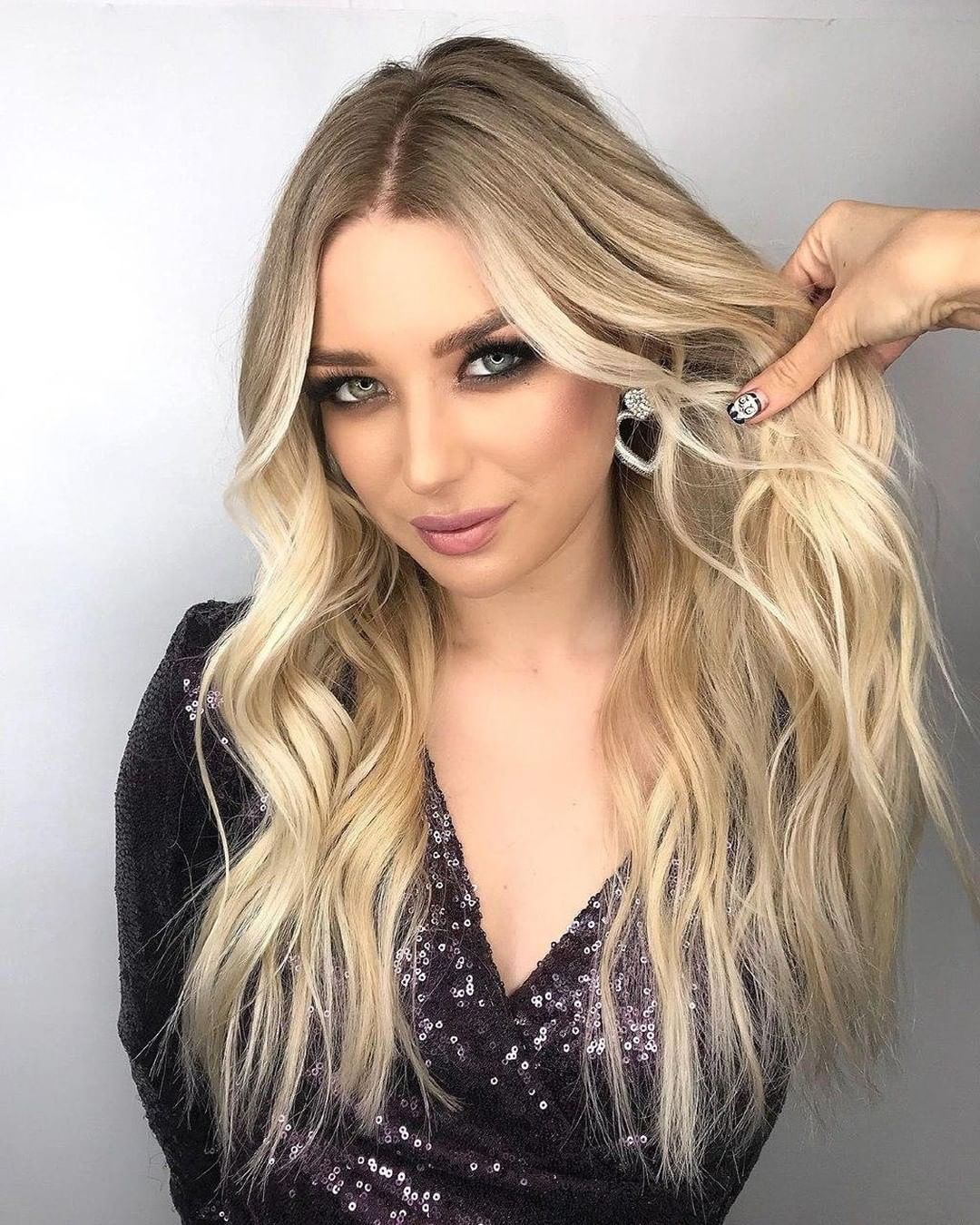 Wella Professionals Russia - Великолепное окрашивание и шикарные легкие волны! Выход в нежный блонд из светло-русых корней в работе @hair.smirnova_ создает великолепный эффект свечения – теперь облада...