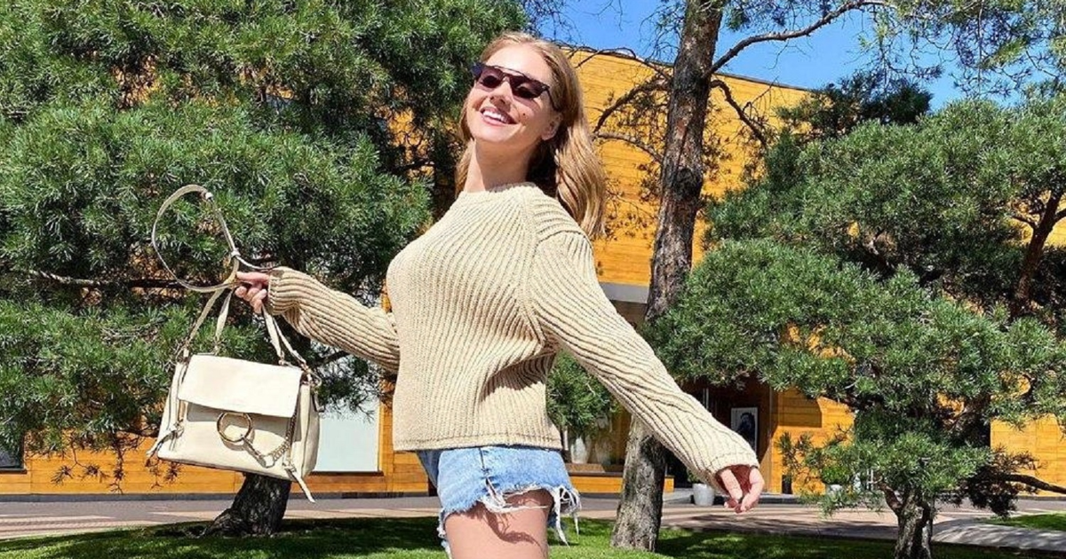 Кристина Асмус надела на прогулку экстремально короткие шорты и свитер