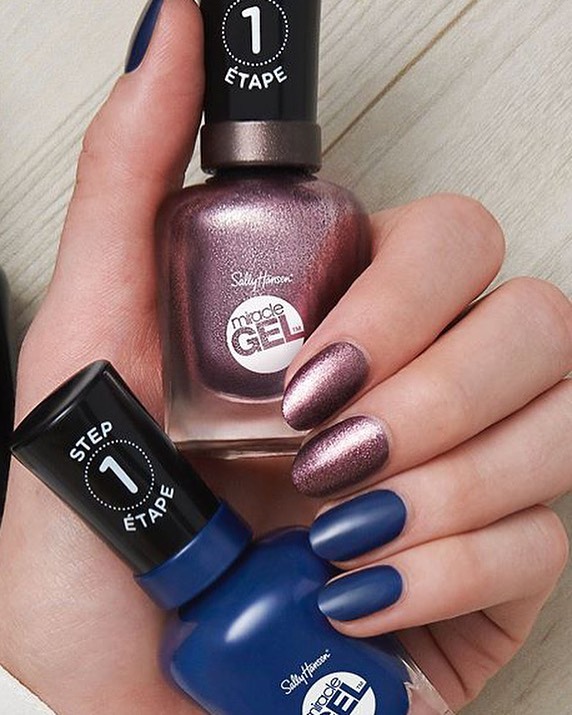 Sally Hansen - Two-toned tips 🔥. Who’s loving this Adrenaline Crush x Midnight Mod look?