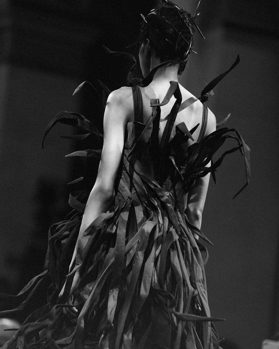 Yohji Yamamoto - Yohji Yamamoto Spring/Summer 2021 
Backstage pictures by @elise_toide 

#YohjiYamamoto #SS21 #PFW