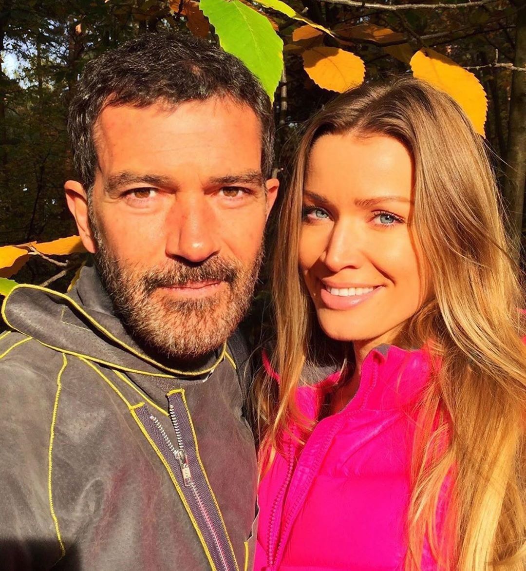 Antonio Banderas - Los buenos tiempos volverán. 
#Repost @nickykim2807
・・・
Happy times🌿🌸with @antoniobanderasoficial .
. .
#couplegoals #love #happytime #nature #simplethingsinlife