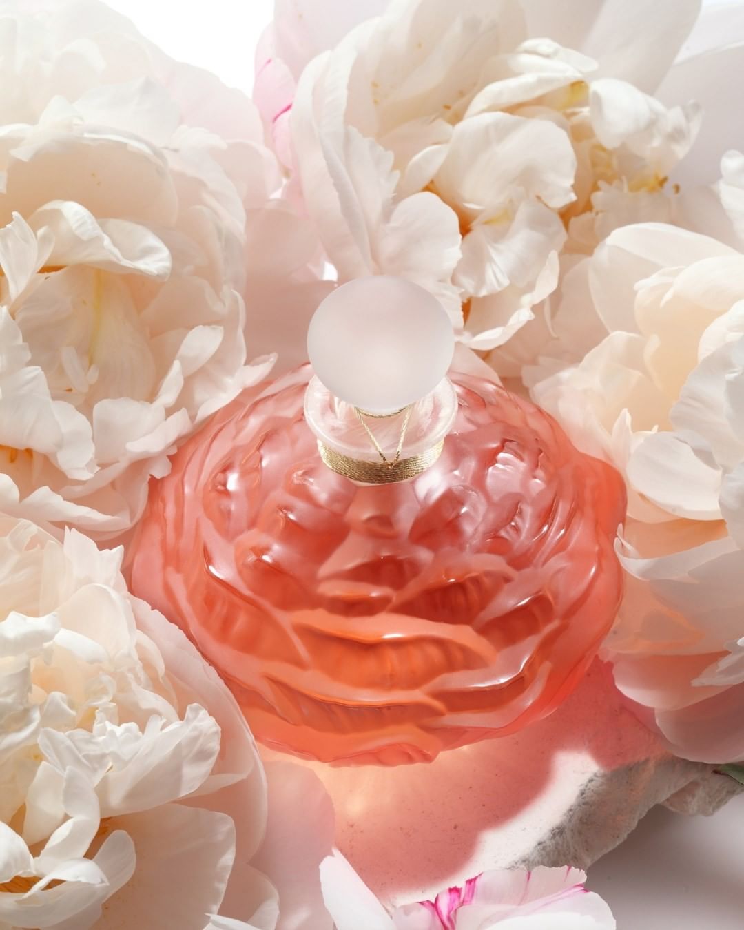 LALIQUE - A passionate observer of nature, René Lalique drew some of his most fabulous motifs from the graceful, infinitely varied forms of flowers. As a tribute to his inspiration, the House of Laliq...