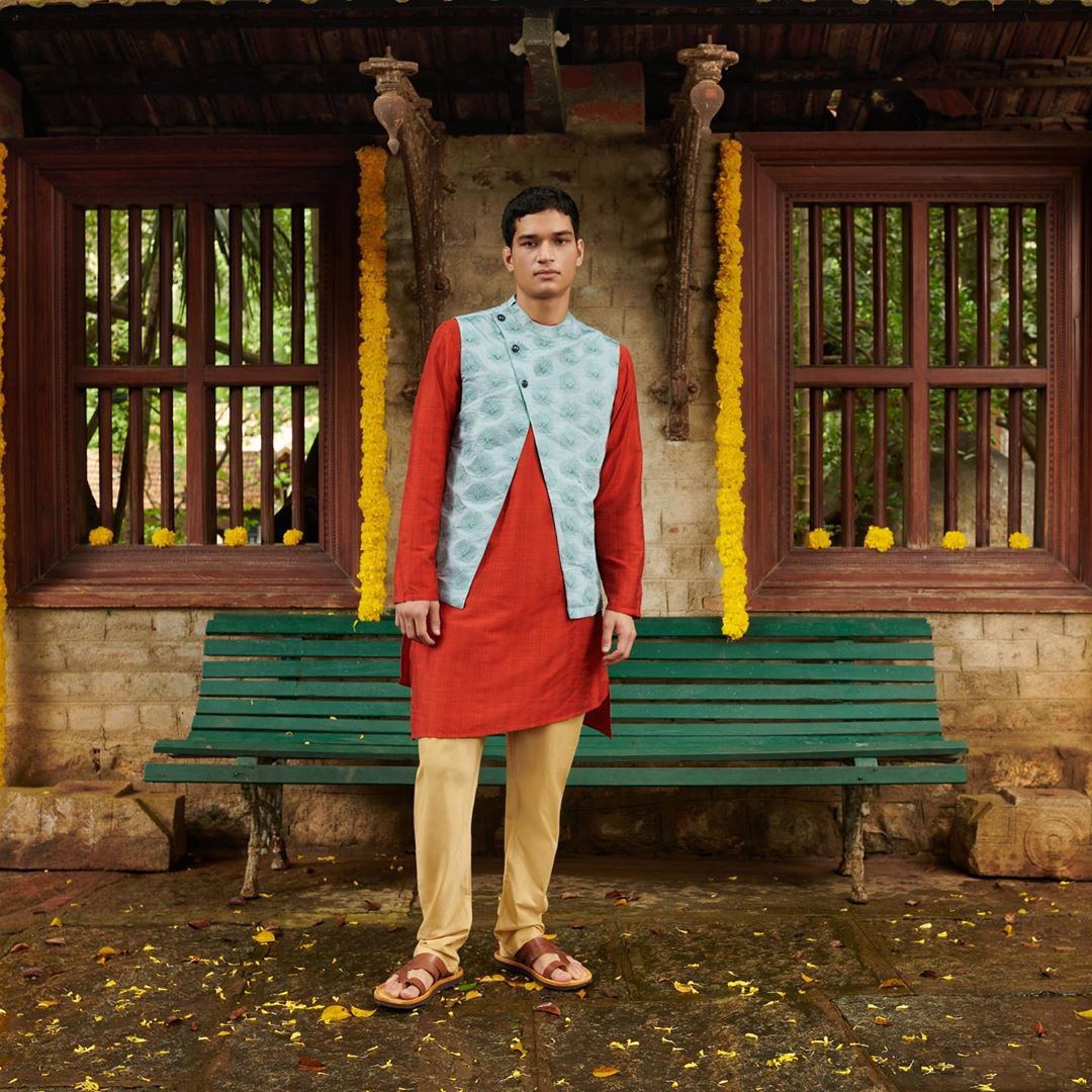 MYNTRA - Upgrade your simple kurta by just pairing it with an ethnic jacket.
Look up product codes: 11196996 / 10354519
For the best of festive fashion, tune in to the #Myntra app NOW.
#MomentsStyledB...
