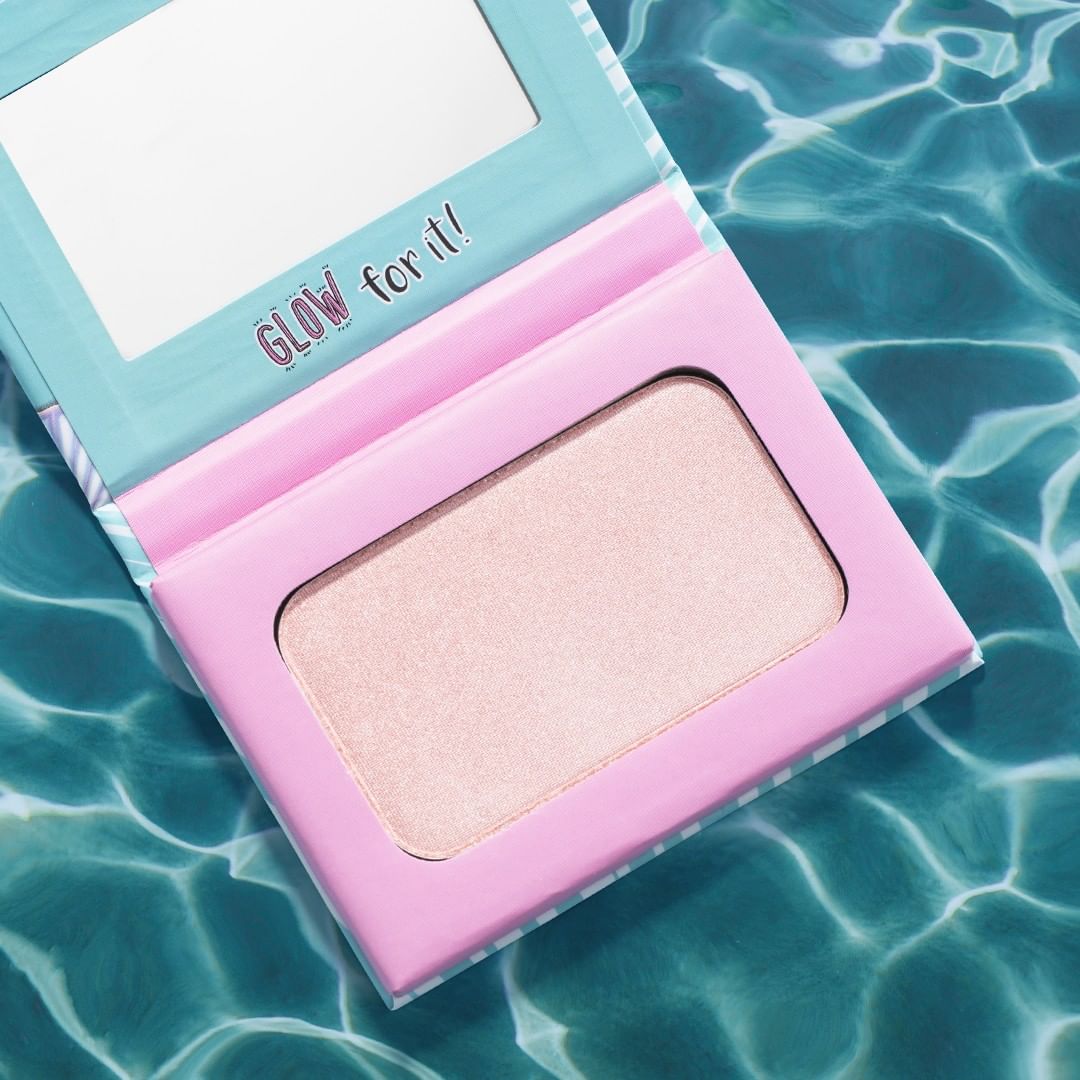 MISSLYN - Our new, highly pigmented Glow for it! Gentle Strobing Powder gives you the glow of your life this summer. ✨

#misslyn #misslyncosmetics #popupyourmakeup #summervibes #highlighter #strobingp...