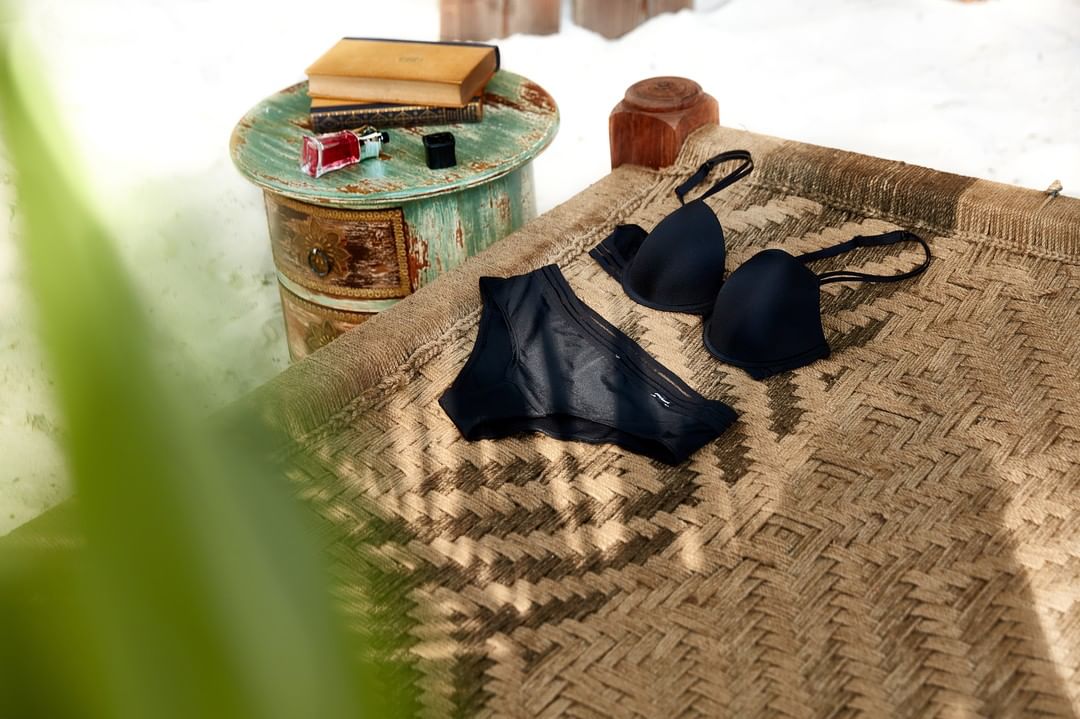 bruno banani Official - Urlaubszeit. Wir packen unseren Koffer und nehmen mit:⁠
Den Lively T-Shirt BH, unseren Varsity Hipster und das bruno banani Pure Women Parfum.⁠
Was darf in deinem Koffer nicht...