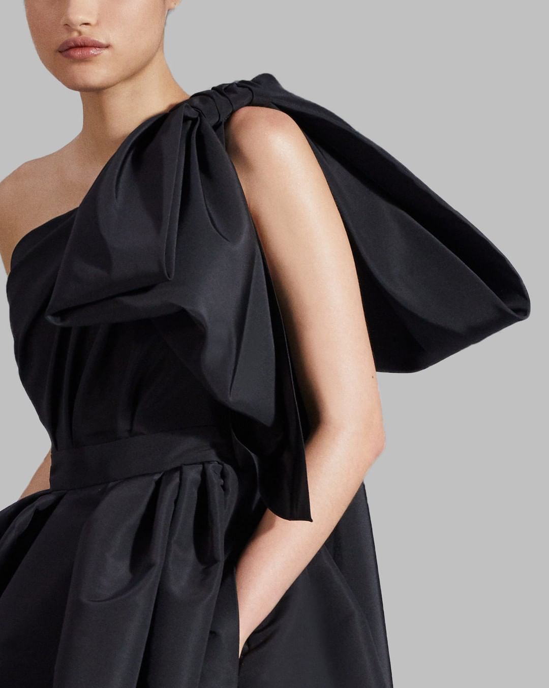 CAROLINA HERRERA - Turn up the volume with this dramatic black mini dress from the #prefall2020 collection by @wesgordon, cut from black silk faille and topped with a giant bow. 
#CarolinaHerrera