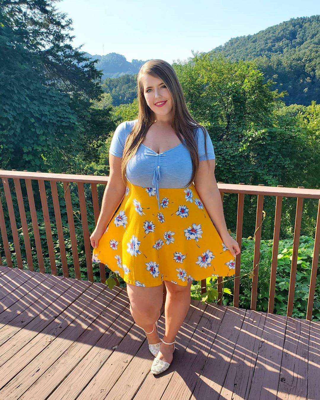 Dresslily - "I used to never wear yellow...now it's one of my favorite colors to wear"🌼⁣
💕Pict by @hollylindsey_⁣
👉Search: "Floral Print Knot Front Chiffon Dress"⁣
#Dresslily