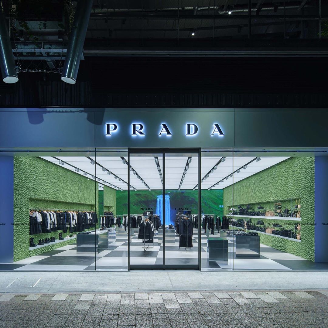 Prada - Unveiling #PradaMiyashitaPark: a new #Prada boutique in Tokyo at Miyashita Park.
 
To enhance the minimal aesthetics and contemporary feel of the interiors, the iconic black and white chequere...