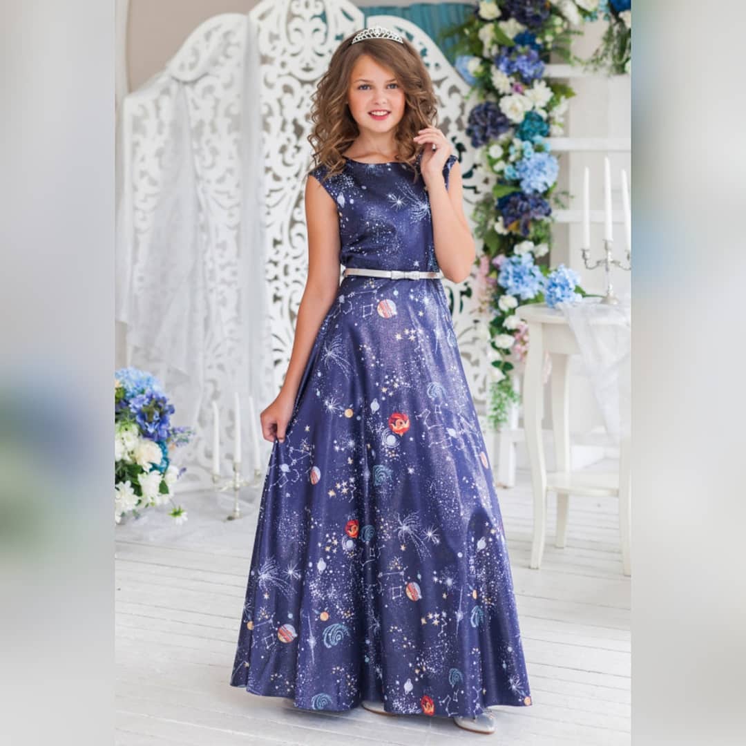 Нарядная Детская Одежда 🌸 - ХИТ ПРОДАЖ! 💫Платье нарядное в пол синего цвета Персея💫
.
Состав: Верх-100% полиэстер, подклад-100% хлопок
.
Великолепие этого платья заключается в необычном космическом пр...