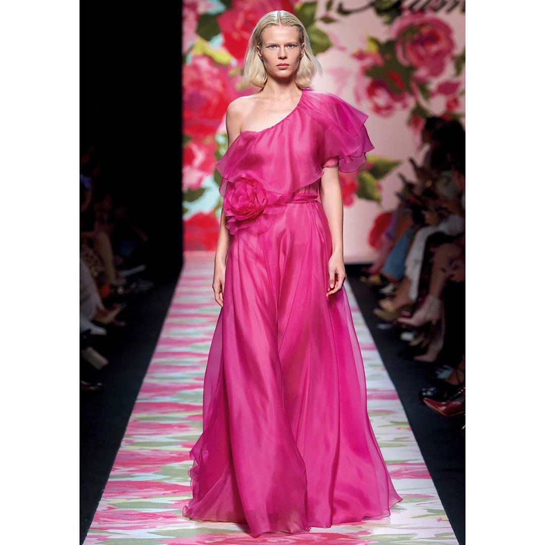 Blumarine - For daring dreamers only: the #BlumarineSS20 one-shoulder chiffon dress is imbued with an overwhelming charisma.
#Blumarine #SS20