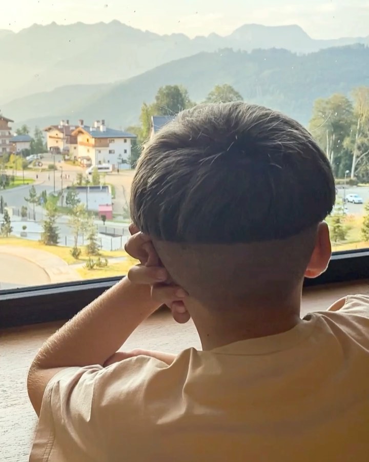 Ирена Понарошку - Это просто удивительно! 
⠀
Мы приехали в Красную Поляну не потому что «отрицание-гнев-торг-принятие-покупка тура в Сочи». А потому что Серафим считает, что это лучшее место на Земле...