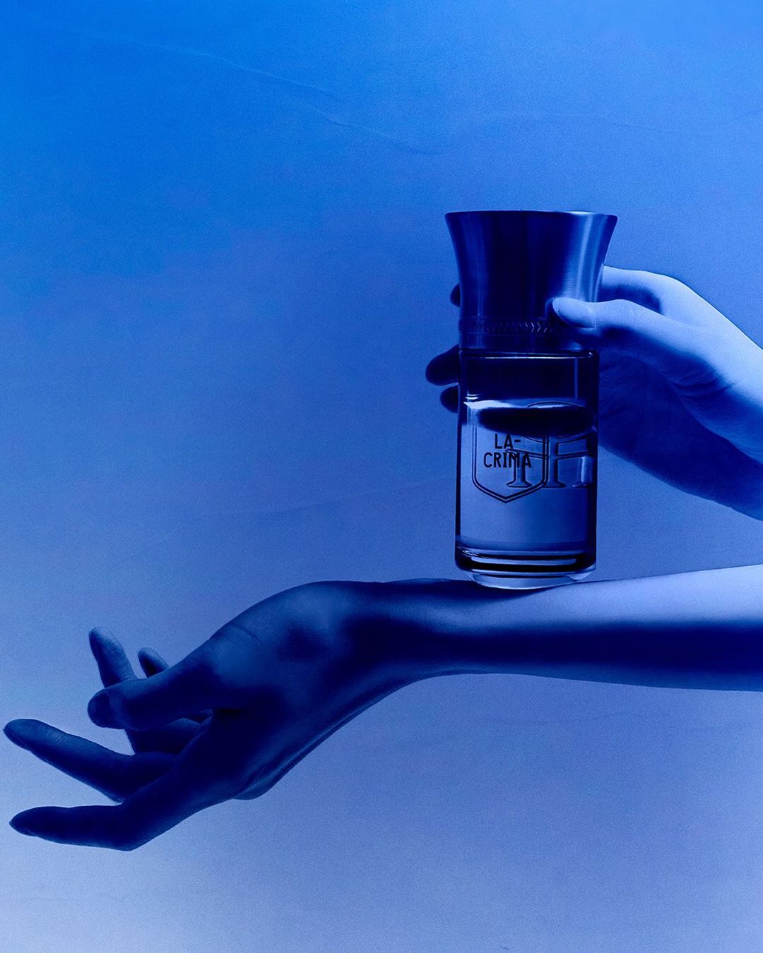 Liquides Imaginaires - Lacrima - Les Humeurs
A drop of crystal which lands on your cheek
Picture @mooncube 
#LiquidesImaginaires #LesHumeurs #Lacrima #PerfumeOriginal