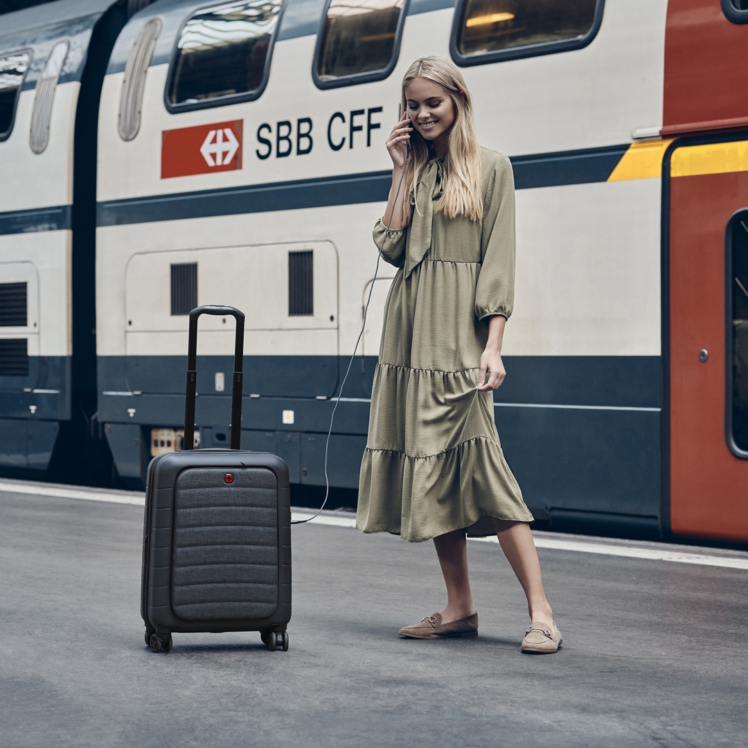 WENGER - официальная группа - Прочный, компактный и супер-маневренный чемодан Syntry идеально подойдёт для командировок и путешествий. Фронтальная дверца на молнии включает организационную секцию с ка...