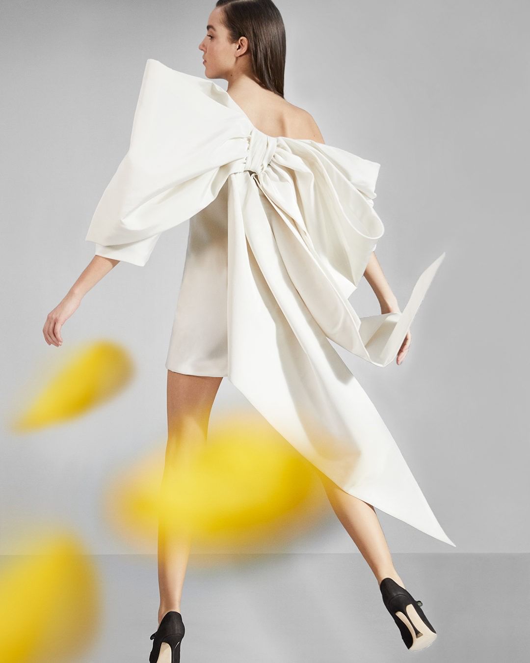 CAROLINA HERRERA - Make a glamorous exit in this white silk faille dress from the #prefall2020 collection by @wesgordon, designed with a dramatic back bow and draped sleeves.
#CarolinaHerrera