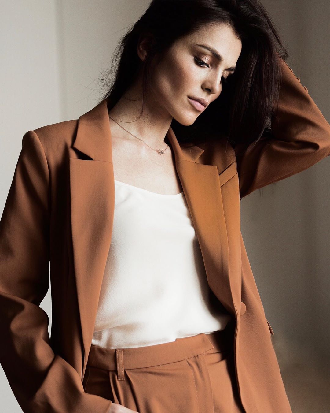 Sati Kazanova - "Между небом и землёй"
⠀
Какое-то время спустя я вновь вступила в отношения, в которых продолжила свой мучительный путь избавления от иллюзии "мужчина должен". Я в очередной раз повеси... Sati Kazanova - "Между небом и землёй"
⠀
Какое-то время спустя я вновь вступила в отношения, в которых продолжила свой мучительный путь избавления от иллюзии "мужчина должен". Я в очередной раз повеси...