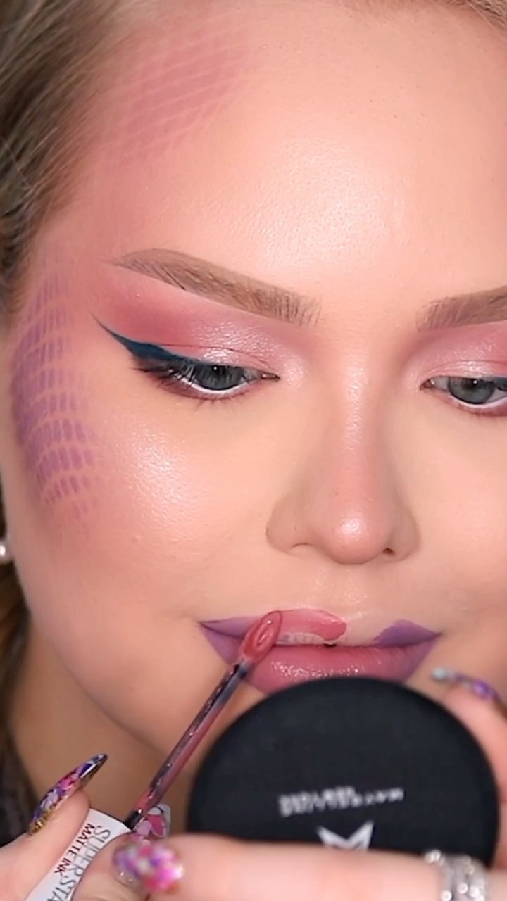 Maybelline New York - Obsessed with @nikkietutorials dreamy mermaid #halloween look! 🧜🏻‍♀️ She’s wearing #superstaymatteink in ‘philosopher’ and ‘dreamer’ and topped it off with highlighter from the #...
