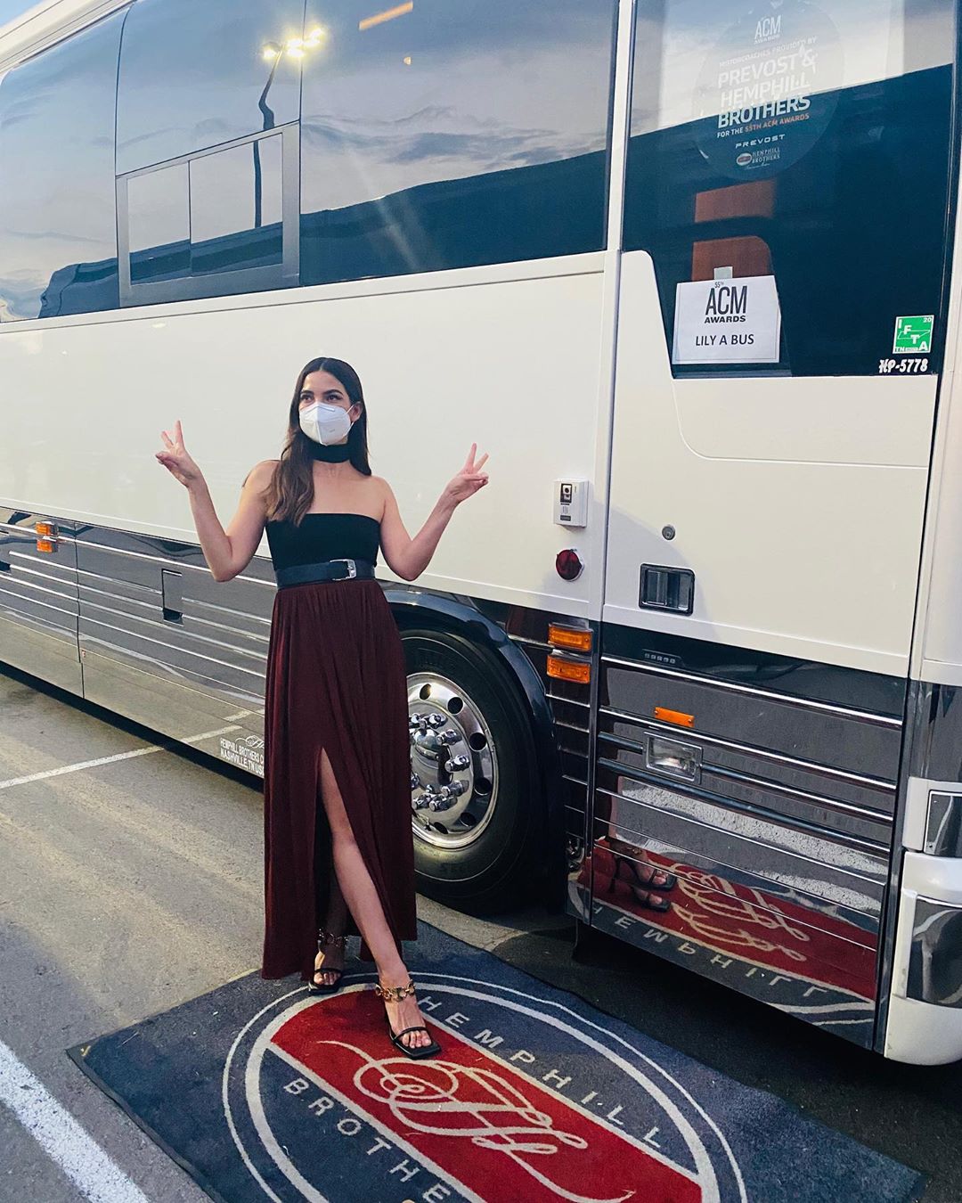 Lily Aldridge - First time out in A MINUTEEE 🥰💃🏽 Thank you for having me @acmawards @cbstv 💖🦋😘 @proenzaschouler X #Mask