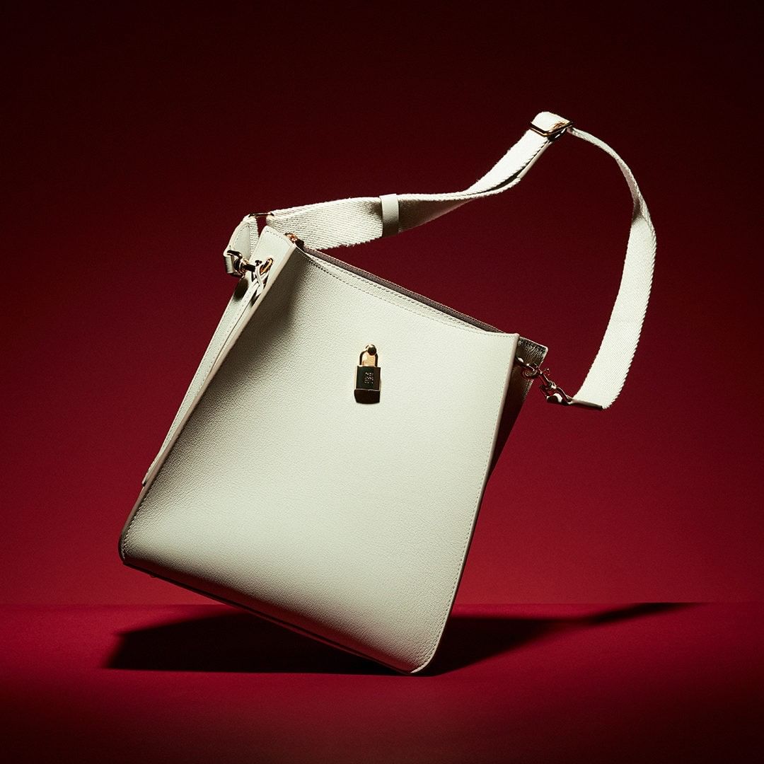 CAROLINA HERRERA - Beauty, tradition and modernity coexist in #CHMadeleineBag, new #instore and online.

For each accessory you acquire, you will donate 10% and, in an unique manner, we support you wi...