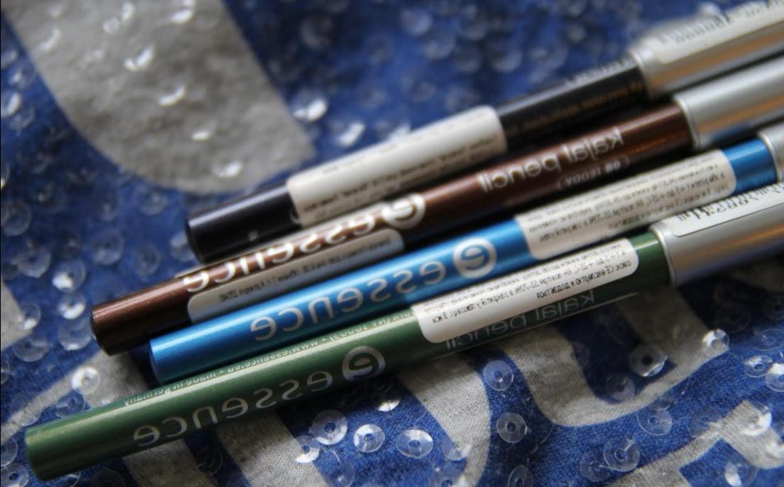 Eyeliner Essence Kajal Pencil in quattro diverse tonalità: #08 teddy, #21 feel the eclipse, #26 beach bum, #27 samba green - rassegna