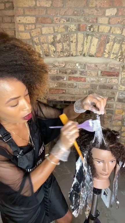 Redken - UKI Education Series 🇬🇧 🇮🇪 Watch 🎥 + learn as @clhair__ shares her dimensional lightening techniques for textured hair with Flash Lift Bonder Inside & Shades EQ. Learn tips on how to achieve...