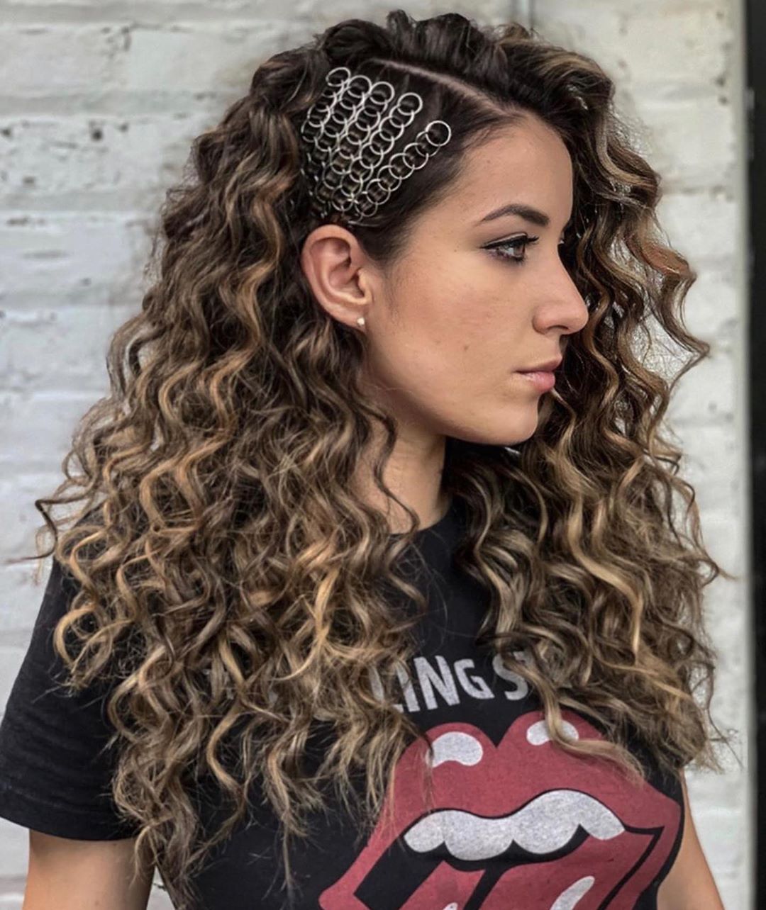 Sexy Hair® - Rockin' Waves 🤟🌊 by @hair.and.nina Swipe for the before picture⁣
#REPOST To get that height by the roots, I used the artistrypro Construct Root Lift Spray. Next step was the artistrypro A...