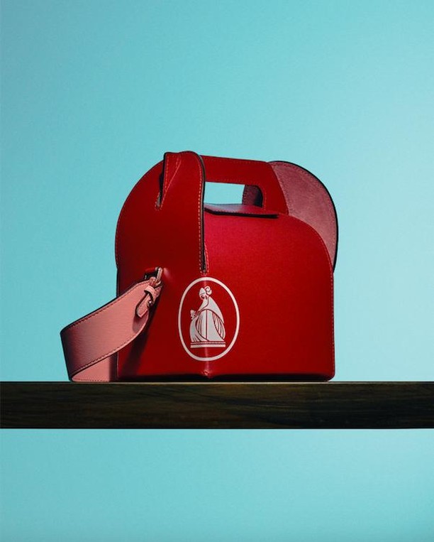 LANVIN - The Happy: a sweetie box turned into a handbag in smooth vegetal leather. A childhood dream, made a reality by @BrunoSialelli.
Available online via link in bio and in stores.
#LanvinFW20
#Lan...