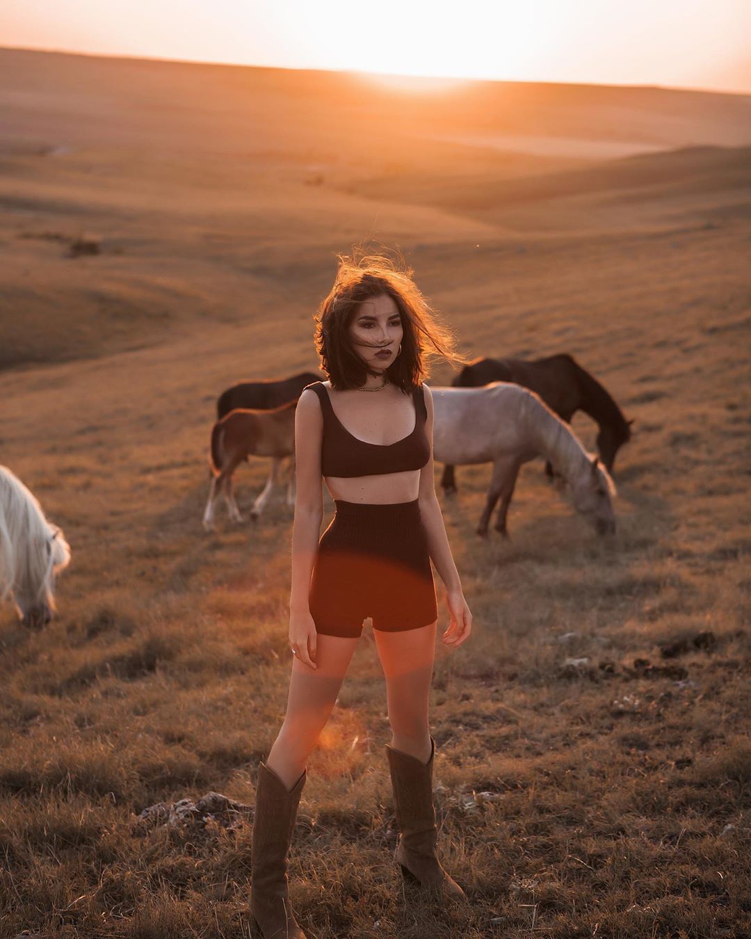 KARINA NIGAY - Sunset 🌅 with my friends 🐎
Photographer: @lyubovtreygo