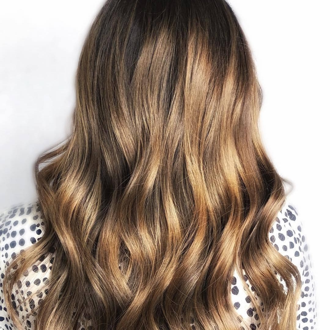 Schwarzkopf Professional - Obsessed with these GLOWING tones! 💛

*Formula* 👉 @glowhairandmakeup #rootmelt with #IGORAVIBRANCE 6-0 melting into 9-4 + 8-46 with 1.9% Activator Gel.

#MOREVIBRANCE #brune...