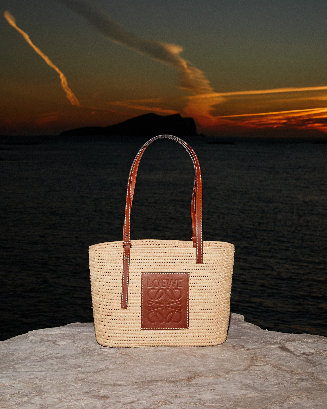 LOEWE - A compact-sized square Basket bag from the Paula's Ibiza 2020 collection is expertly crafted from raffia and leather.

See more in store and on loewe.com

Photography @RosieHarrietEllis

#LOEW...