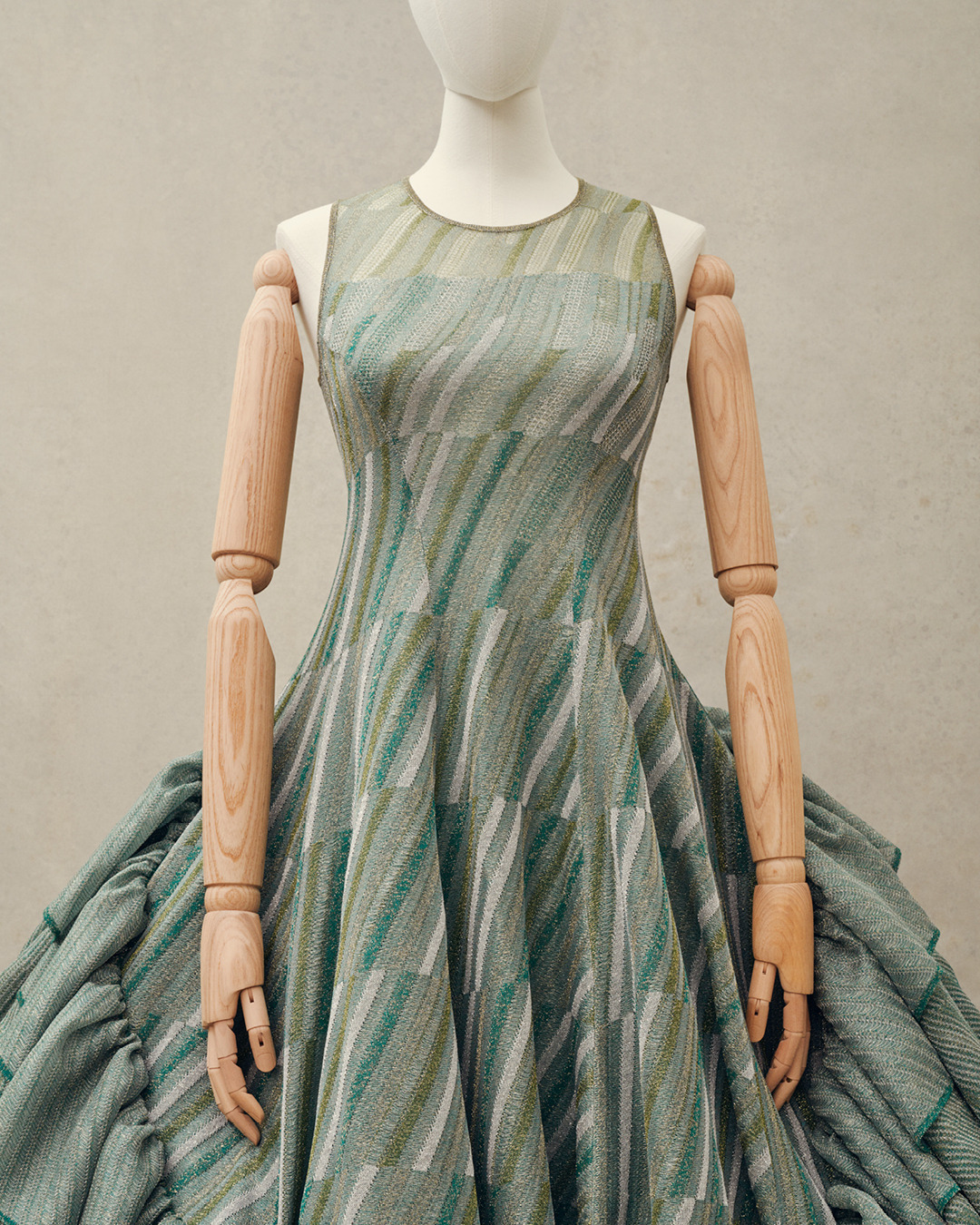 LOEWE - A sleeveless sculptural dress in knitted lurex from the LOEWE SS21 Women's collection designed by Jonathan Anderson.

See more on loewe.com

 Creative direction @Jonathan.Anderson
Photography...