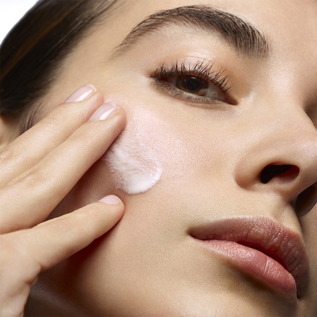 YSL Beauty Official - Watch it work! 
Brighten and improve skin tone, with a vitamin Cg and marshmallow flower to help neutralize the effects of pollution.
Neutralize the damaging effects of free radi...