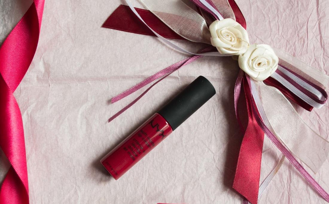Необычная красная NYX Soft matte lip cream в оттенке 10 Monte Carlo