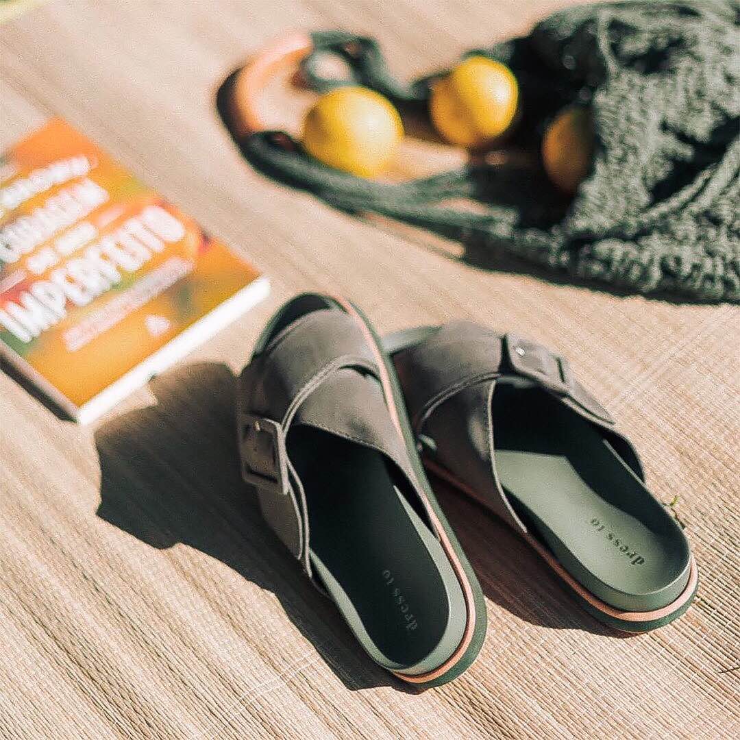 OQVestir - Um banho de sol, um livro e flats confortáveis pra começar o dia sem pressa porque #sextou! 💥 Pra acompanhar, tem #DressTo até 70% OFF! Aproveita e clica na sacolinha pra garantir esse par...