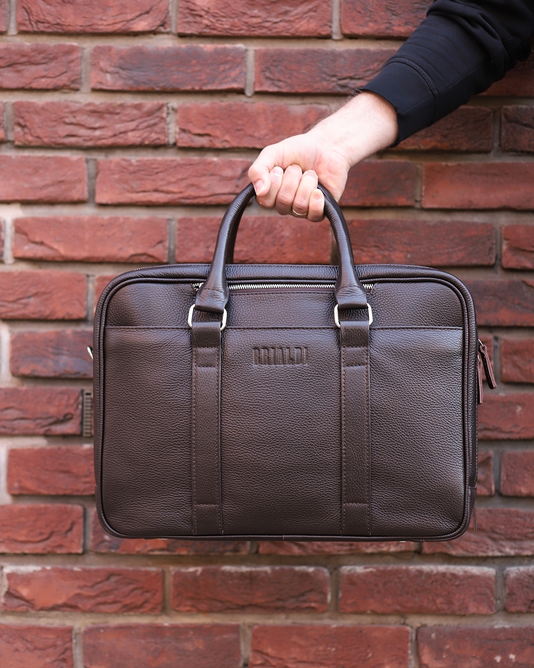 Кожаные сумки и рюкзаки - Сумка #brialdioverton придаст солидности и добавит изюминку в образ любого мужчины.
⠀
Вы легко в этом убедитесь, если закажете сумку с бесплатной доставкой по России на сайте...