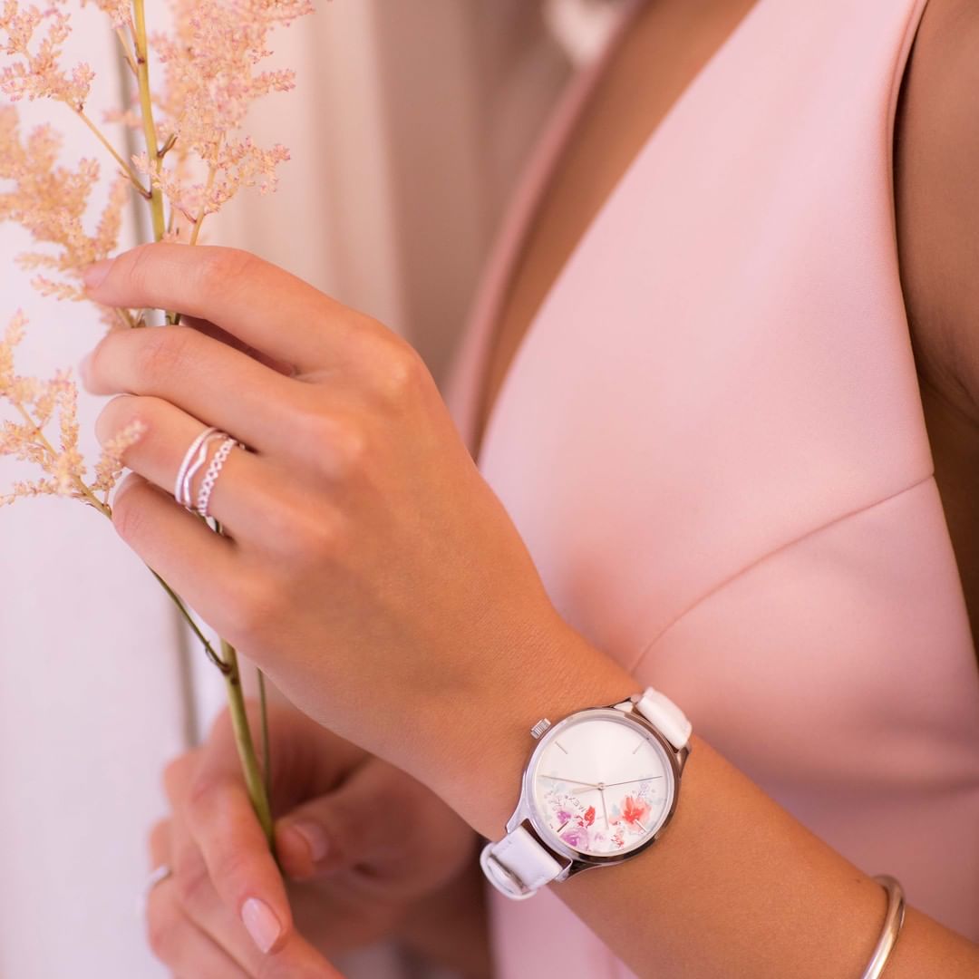 Watches2U - Embrace the florals of summer with this bright #Timex 🌷⁠
⁠
⌚TW2R66800⁠
📷@Timex⁠
.⁠
.⁠
.⁠
#summertime #floral #summer #flowers #timexwatch #floralwatch #w2u #watches2u #timepiece #watches #...