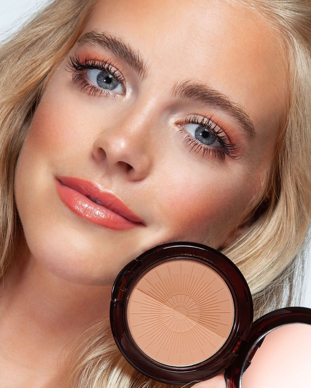 ARTDECO - Chasing the sun 🌞 Two warm, ideally harmonized colors of our ultra-light Bronzing Powder Compact give you a beautiful summer face teint and make the complexion appear particularly smooth.⠀⠀⠀...