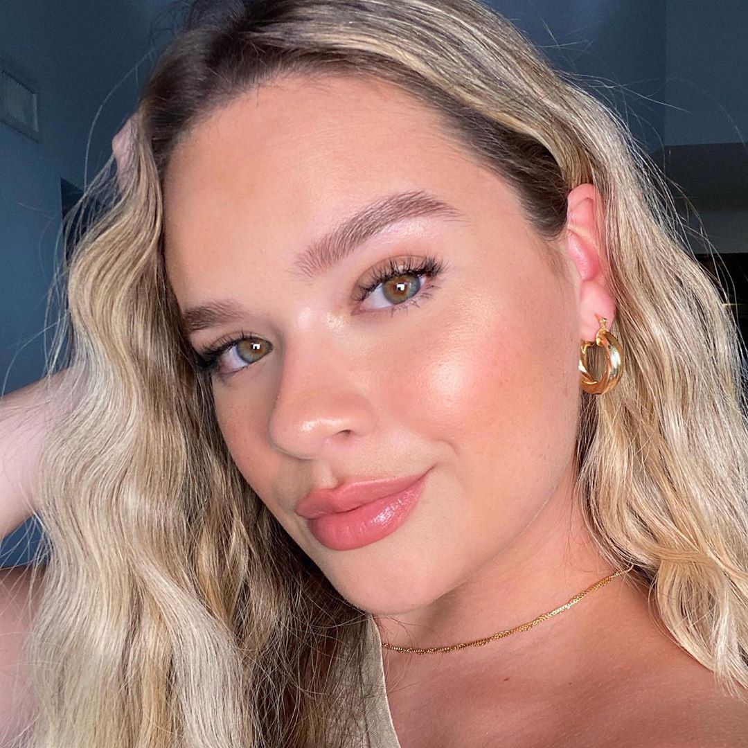 Rare Beauty by Selena Gomez - It's about that time again! All week you've shared your best dewy looks with us, and we couldn't help but round them up to share! 🤩➡️

Tag us in your go-to dewy look #rar...