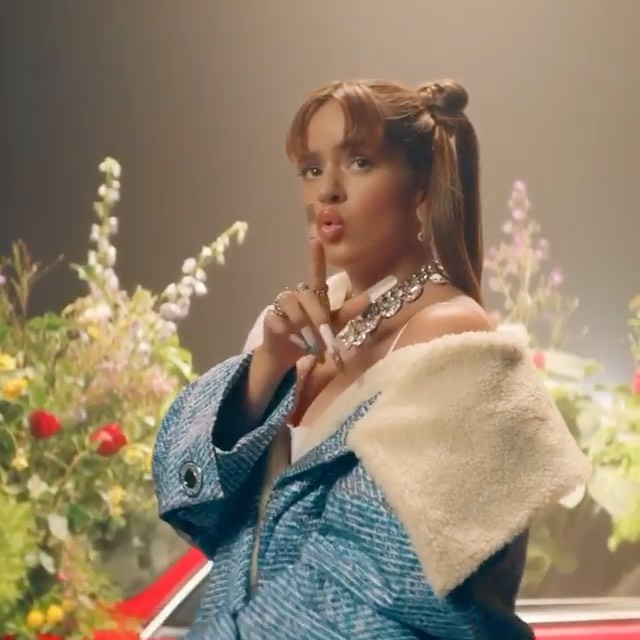 Moschino - 💙💙💙 #Repost @rosalia.vt
・・・
RELACIÓN REMIX @sechmusic @daddyyankee @jbalvin @farrukoofficial Ya viste el video??????? Rosalia wearing #moschino @itsjeremyscott styled @samanthaburkhartstyli...