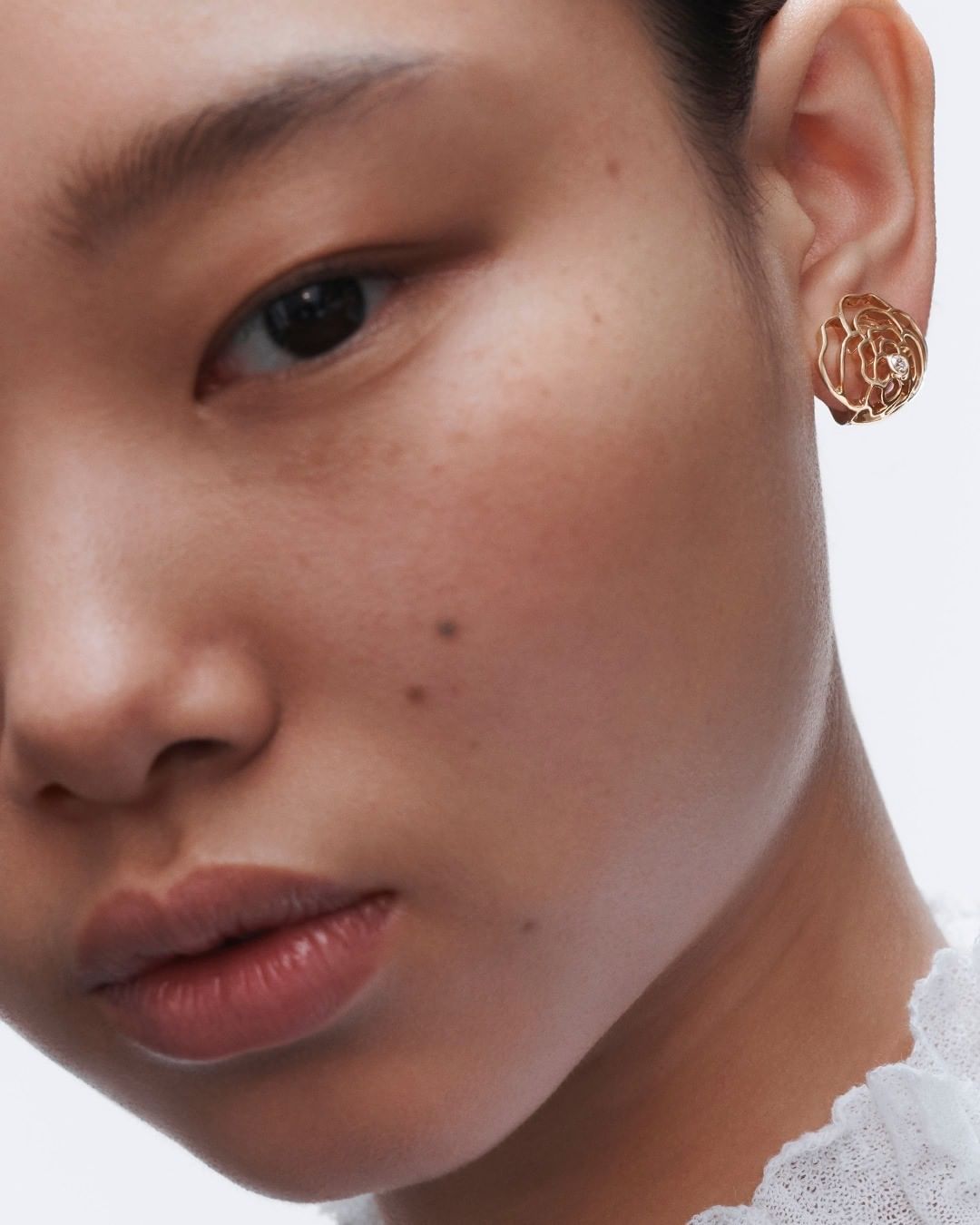CHANEL - THE VOCABULARY OF STYLE
ASYMMETRY. Showcase your earring by wearing it on just one side.

Discover CHANEL earrings. Link in bio.

#CHANELFineJewelry #COCOCRUSH #CameliaCollection #CHANELComet...