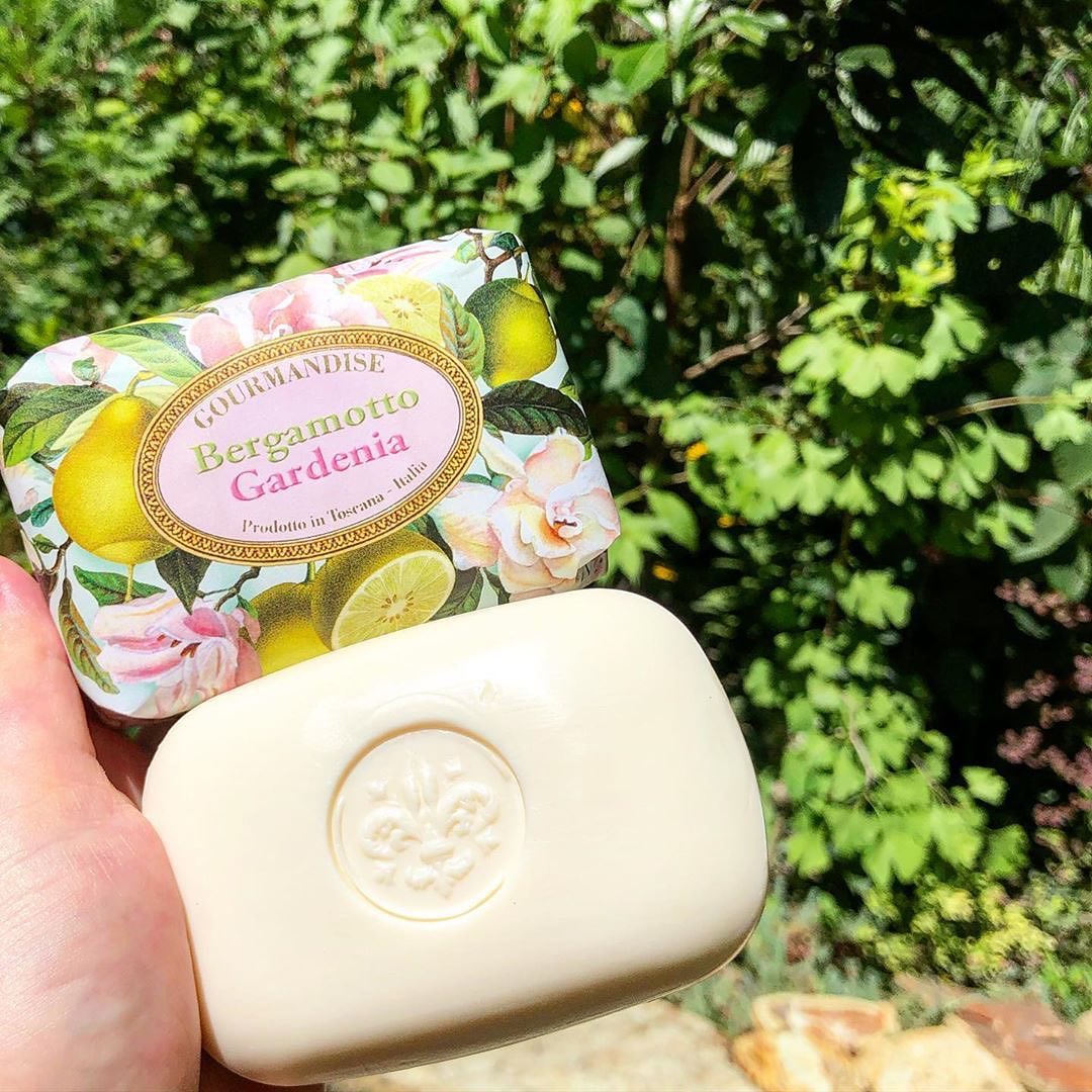 GOURMANDISE - Когда @soap_collector распаковала двухсотграммовое мыло Gourmandise, то была очень удивлена, увидев штамп как у другой итальянской марки. Оказалось, это не просто красивый штамп, а герб...