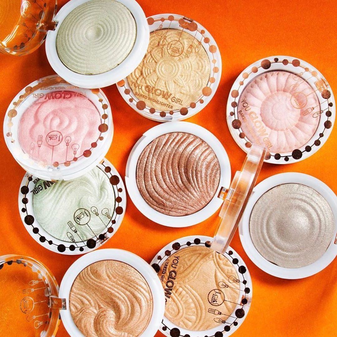 J. Cat Beauty - You G L O W Girl Baked Highlighters will have you glowin’ like never before!✨
.
.
. 
#jcatbeauty #jcat #crueltyfree #losangeles #glowingskin #youglowgirlbakedhighlighter  #eyecandy #hi...