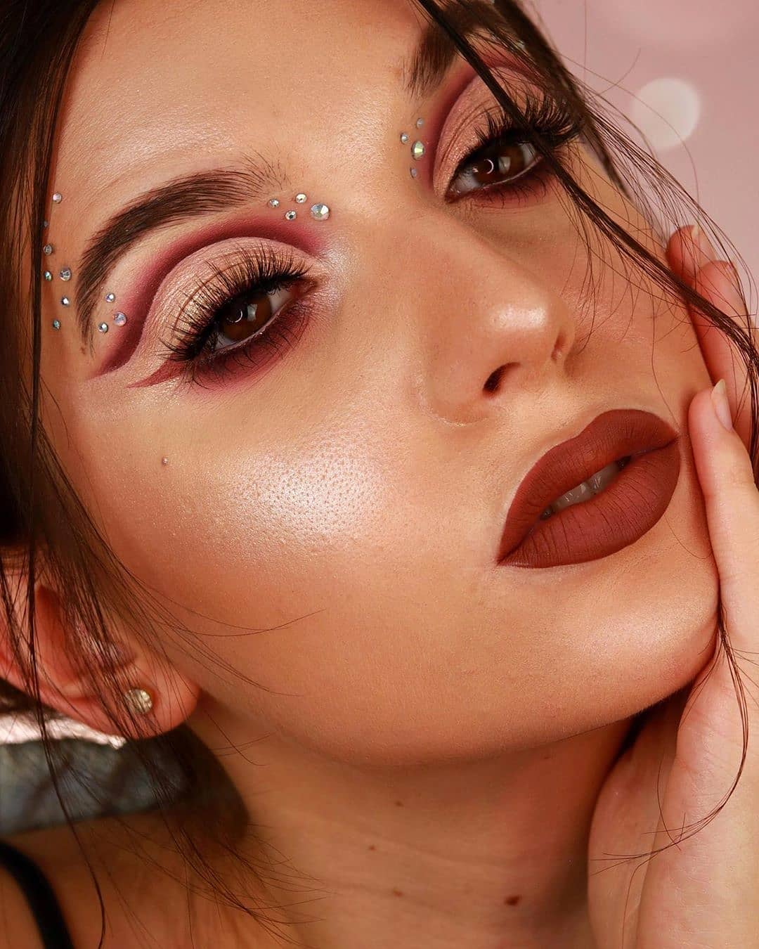 theBalm Cosmetics - @gab.banach sculpts with Bahama Mama Bronzer and adds color/radiance using Hot Mama Blush.