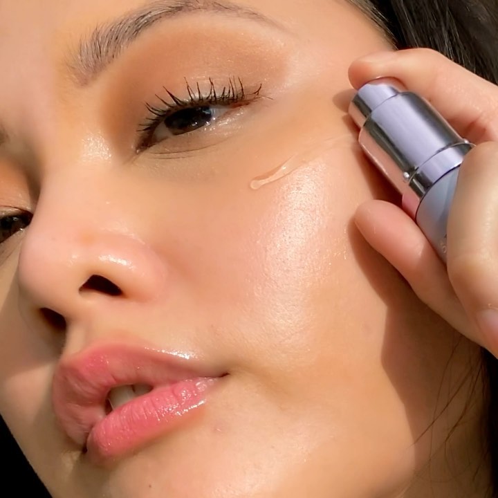 Urban Decay Cosmetics - UD Field Artist @schanellequiza gets primed and ready to GLOW with All Nighter Ultra Glow Face Primer ✨This vegan, water-based formula is infused with hyaluronic acid and agave...