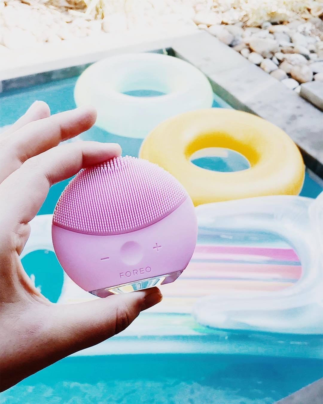 FOREO - Hoping your day is as beautiful as your skin, especially after using the LUNA mini 2 to gently cleanse away all of the impurities💕

What's the best part of your day?

#FOREO #LUNAmini2 #Skinca...