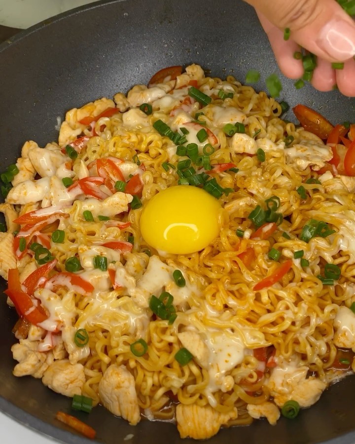 НАСТЯ МОНАХОВА - Ну ка, кто за что? Ролтиш/дошик🍜

Это гораздо вкуснее, ну и конечно по времени затратнее. 
В общем, курицу обжарить пару минут на высоком огне, добавить соломки перца болгарского, ещё...