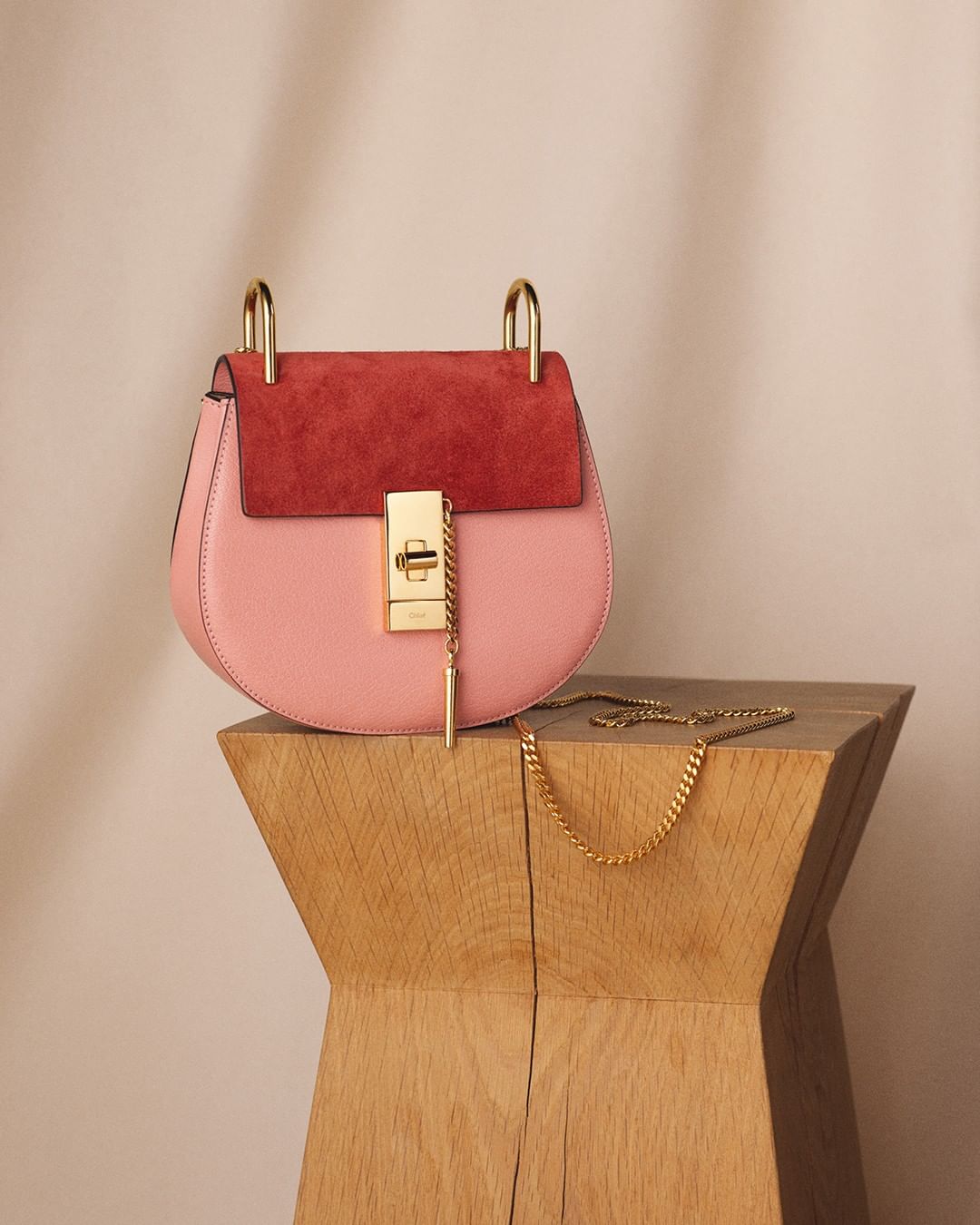 Chloé - In a new bi-colour scheme, Drew makes a simplified yet striking statement

Available now in Chloé boutiques

#CHLOE