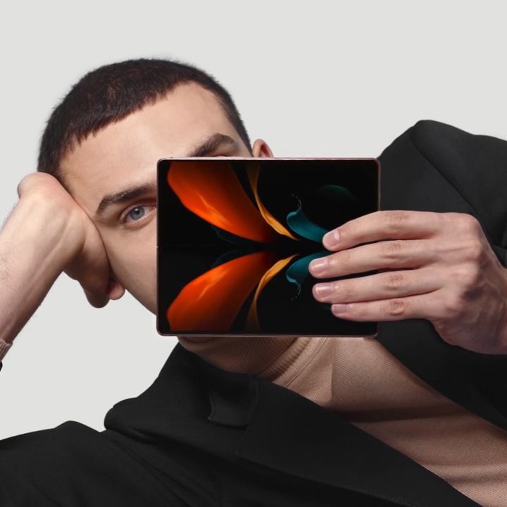 Samsung Russia - Сегодня стартуют продажи невероятного девайса!

Galaxy Z Fold2: в сложенном виде — смартфон, в разложенном — планшет.
Звучит так просто, а поражает при каждом использовании 😉

Стань о...