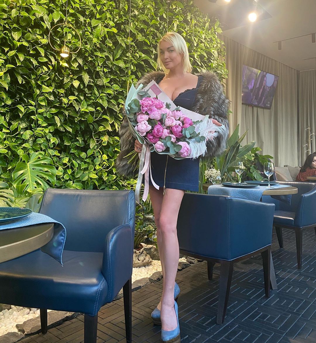 Анастасия Волочкова - Я так люблю приятные сюрпризы!🙏 И очень ценю внимание!🙏🌺 Приехала на встречу в Сити. В любимый ресторан Bamboobar @bamboobarmsk 🔥 Напротив него находится студия цветов @studiolar...