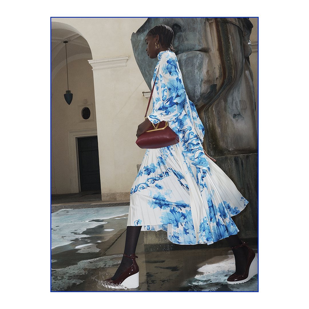 Valentino - The archive as a living and conversational space.
Patterns are revisited and spaces reimagined for #ValentinoBluegrace, the new collection of pieces inspired by archive designs and histori...