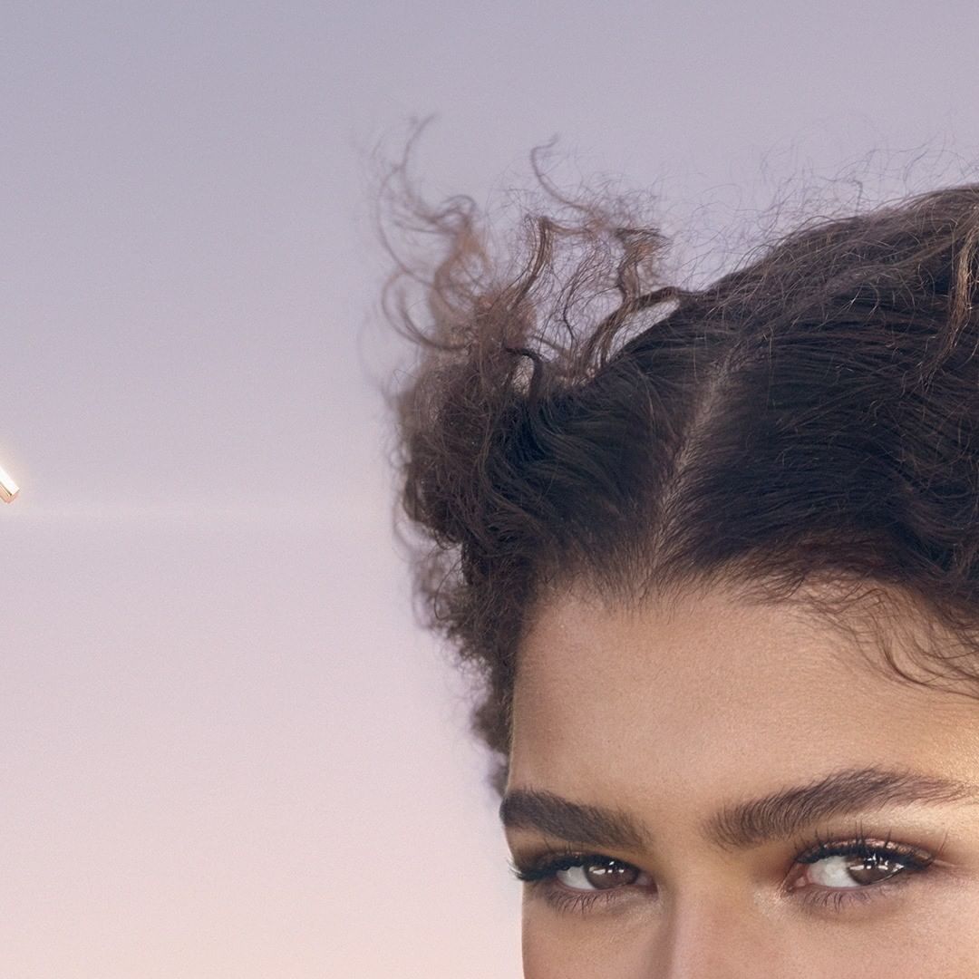 Lancôme Official - Idôle L’Intense in one hand, gazing out at the horizon... @Zendaya firmly holds her power totem to shine the light for everyone around. Ignite it. Share it.
Idôle L’Intense: availab...